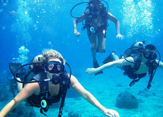 Laura and her party watching the sea in their first scuba dive tour.